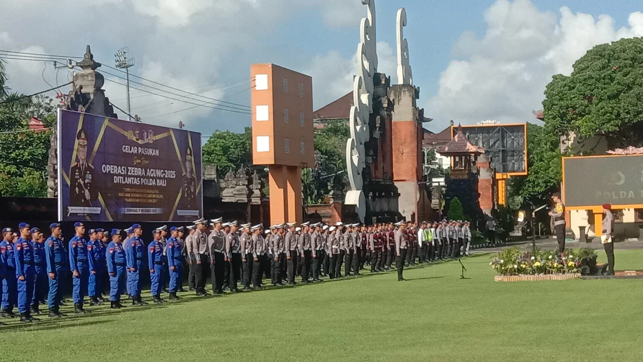 Polda Bali menggelar apel gelar pasukan Operasi Zebra Agung 2025 yang dipimpin langsung oleh Kapolda Bali, Irjen Pol Daniel Adityajaya di Halaman Mapolda Bali, Denpasar, Bali, Senin (17/11).