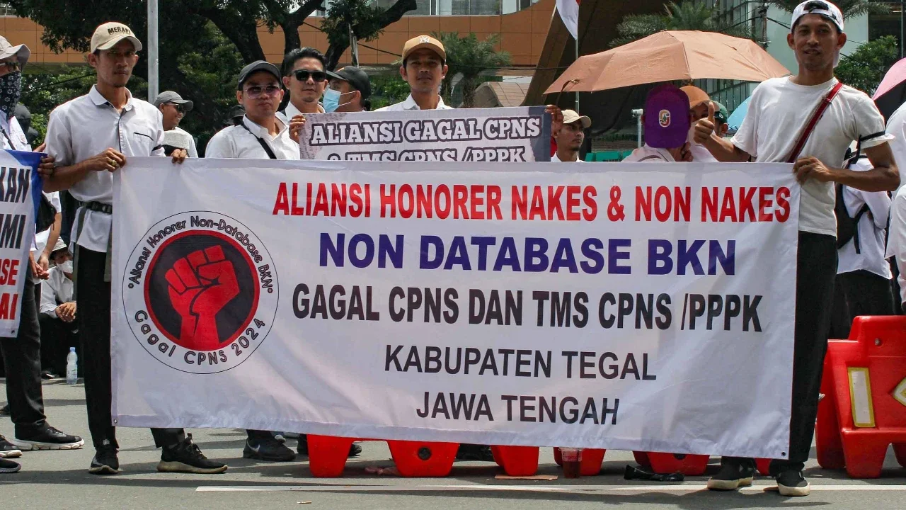 Anggota Aliansi Honorer Non-Database BKN Gagal CPNS Indonesia menggelar Aksi Damai Jilid 2 Nasional di Silang Selatan Monas, Jakarta Pusat, Senin (17/11/2025).