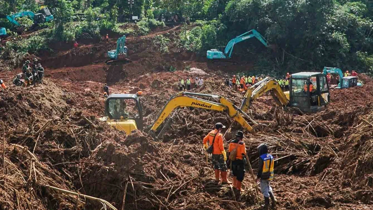 Tim SAR  mencari korban bencana tanah longsor yang menimbun beberapa rumah di Desa Cibeunying, Majenang, Kabupaten Cilacap, Jawa Tengah, Senin (17/11/2025).