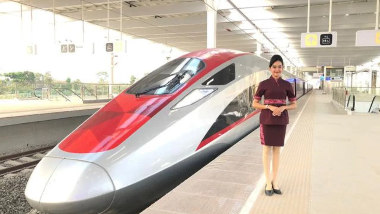Kereta cepat Jakarta-Bandung yang diberi nama 'Whoosh' terlihat setelah peresmiannya di stasiun Halim, Jakarta, 2 Oktober 2023. (Yasuyoshi CHIBA/AFP)