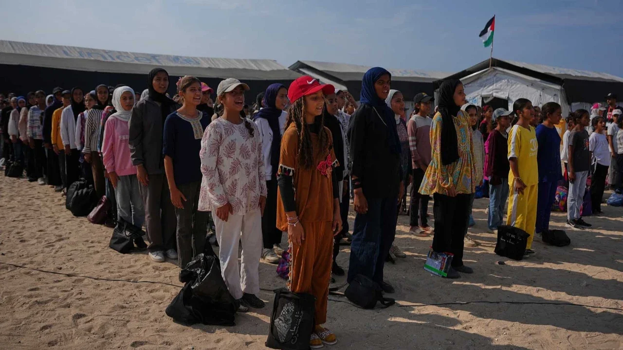 Para siswa menghadiri apel pagi di sebuah sekolah yang didirikan di pantai Khan Younis, Jalur Gaza selatan, Rabu (17/11/2025).
