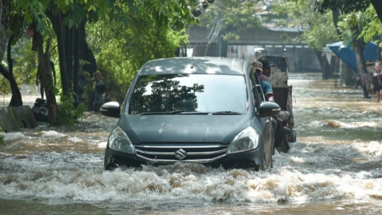 16 RT di Jakarta Terendam Banjir Imbas Hujan Deras, Ketinggian Capai 80 Cm