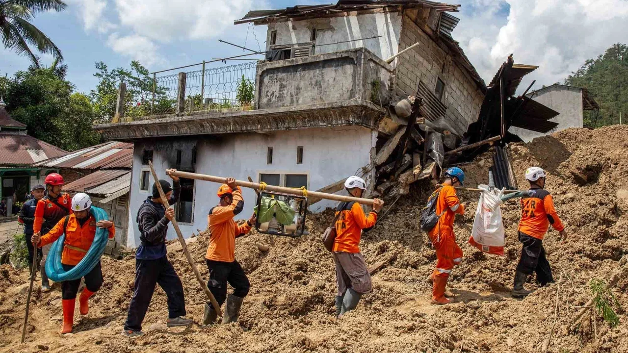 Para relawan penyelamat mencari korban  di lokasi tanah longsor di Desa Situkung, Banjarnegara, Jawa Tengah, Selasa (18/11/2025).