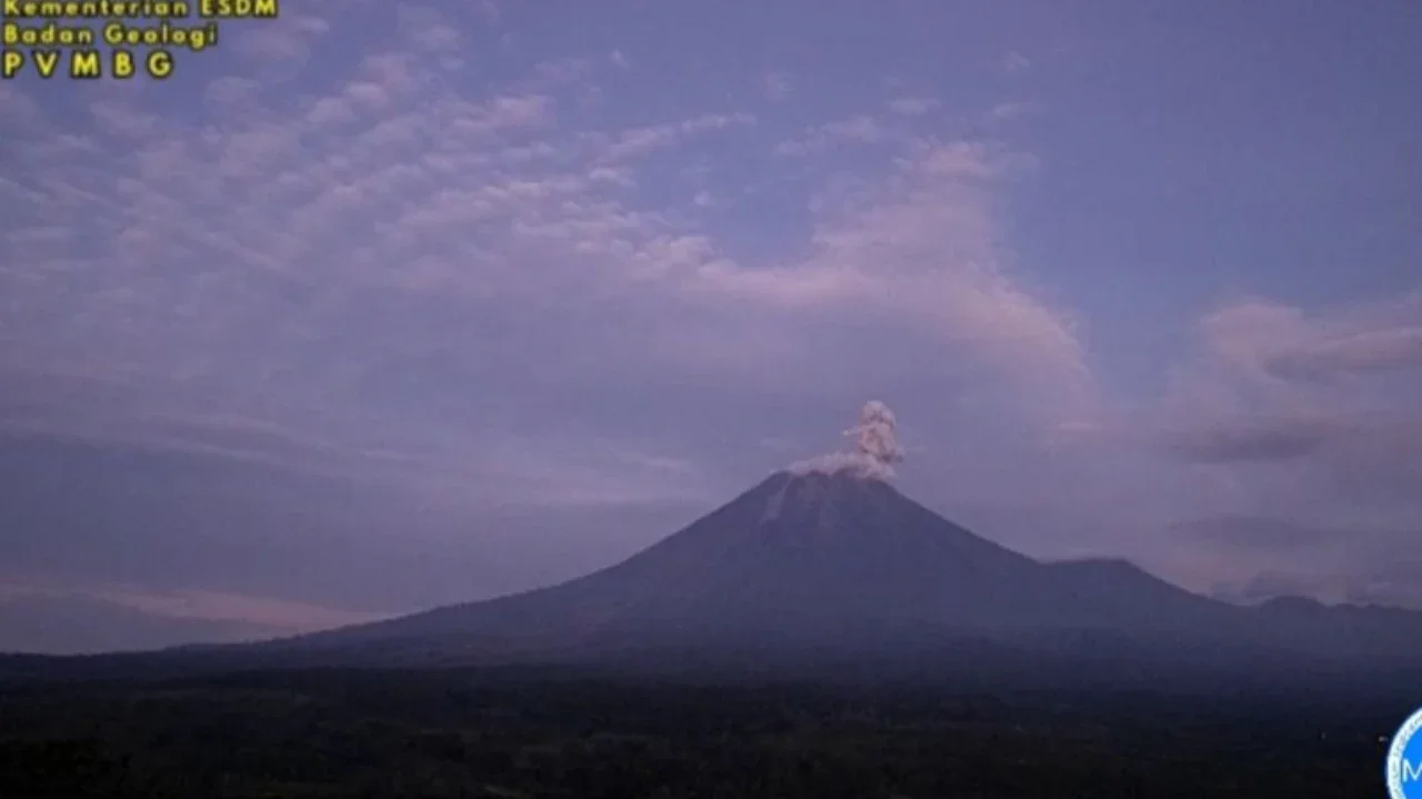 Gunung Semeru Erupsi Tiga Kali dengan Tinggi Letusan 600 Meter, Waspada Potensi Awan Panas