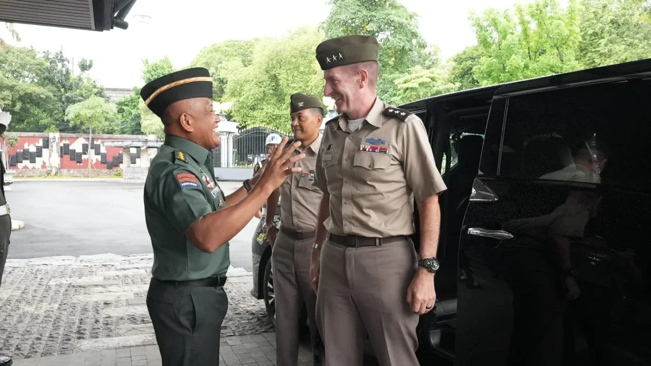 Wakasad Letjen TNI Muhammad Saleh Mustafa menerima kunjungan Deputy Commanding General United States Army Pacific (USARPAC), Lieutenant General Joel B Vowell, di Markas Besar Angkatan Darat (Mabesad), Jakarta, Selasa (18/11/2025).