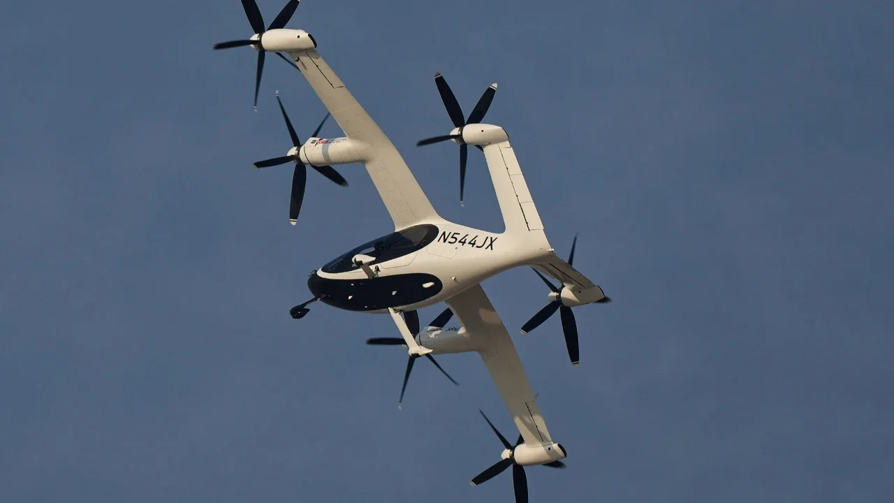 Taksi udara listrik Joby N544JX tampil selama Dubai Air Show di Dubai, Uni Emirat Arab, Selasa (18/11/2025).