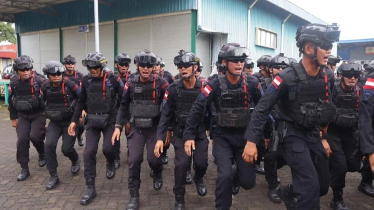 VIDEO: Satbrimob Polda Jateng Temukan Dua Korban Meninggal Dunia dalam Operasi SAR Longsor Majenang