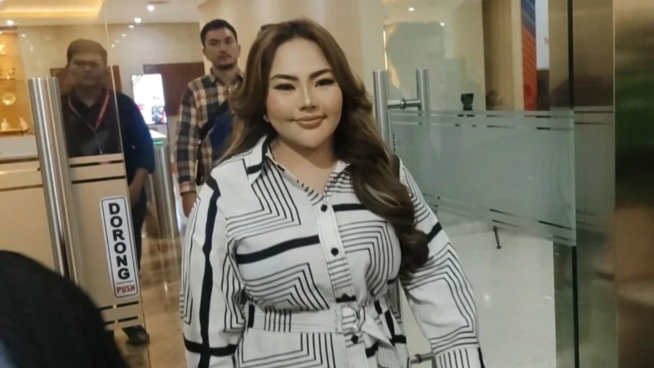 Meskipun ditetapkan sebagai tersangka, Lisa Mariana tidak ditahan dalam kasus pencemaran nama baik Ridwan Kamil. Apa dasar hukum di balik keputusan penyidik Polri ini yang membuat Lisa Mariana tidak ditahan?