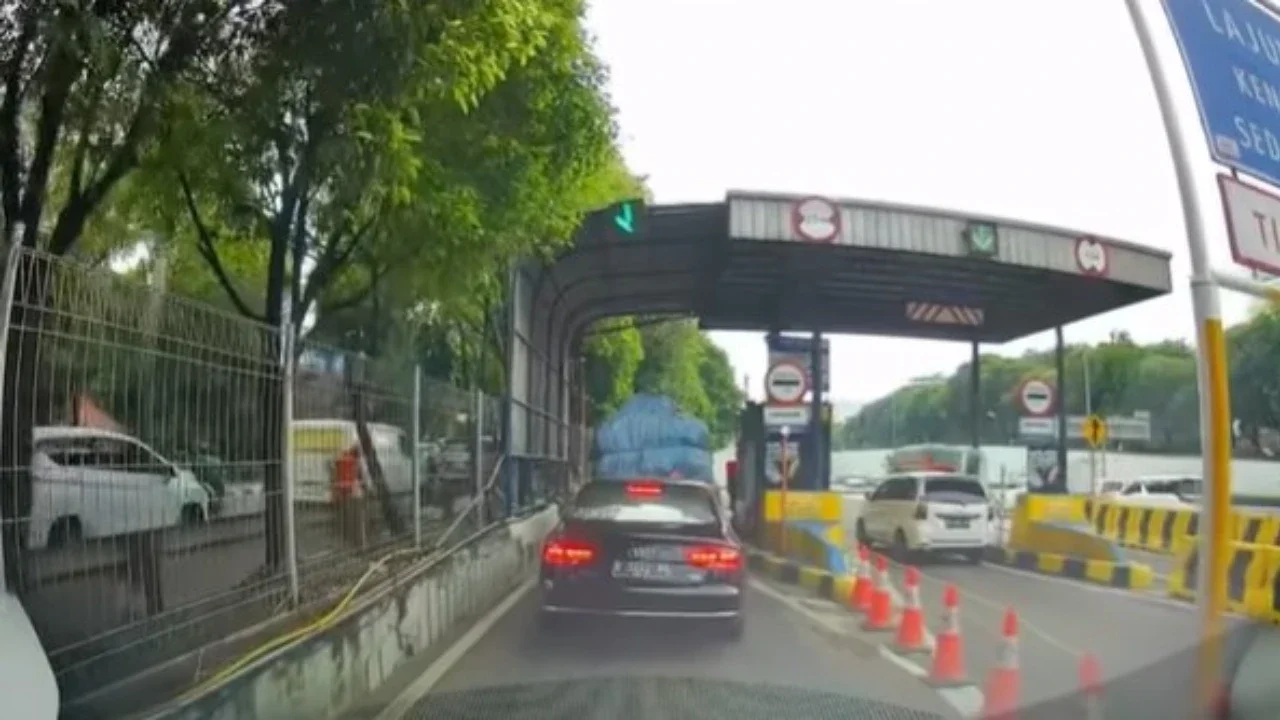 Pengemudi Audi nerobos palang otomatis tol di Gerbang Tol (GT) TB Simatupang (Ampera)