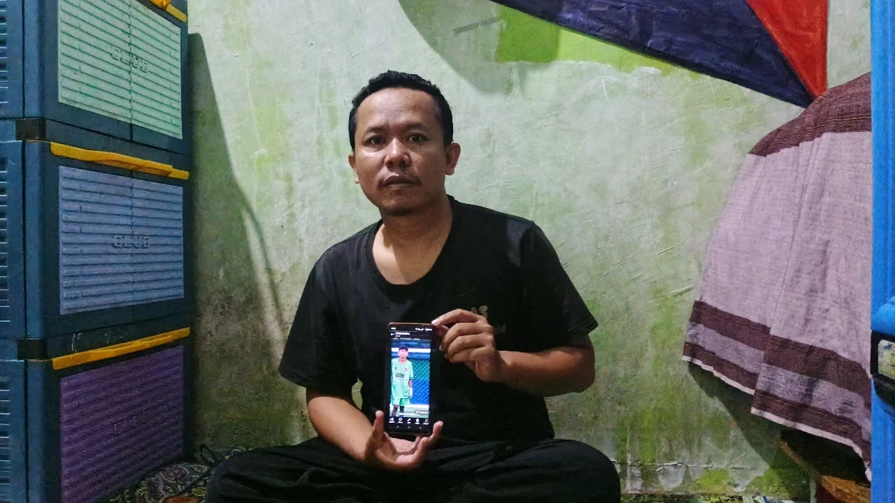 Rohmat Paman dari Rizki Nurfadilah Remaja Asal Bandung (Foto di Handphone) Dipaksa Jadi Scammer di Kamboja