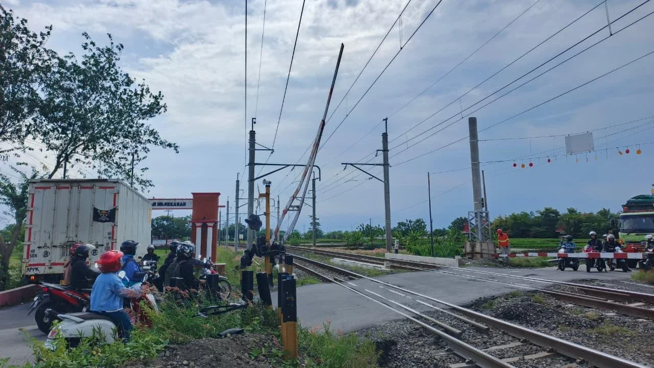Truk Nekat Terobos Palang Pintu KA di Klaten, Palang Patah dan Rusak