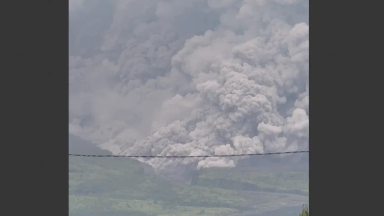Luncuran Awan Panas Capai 14 Km, Semeru Naik ke Level III Siaga, Warga Mulai Mengungsi