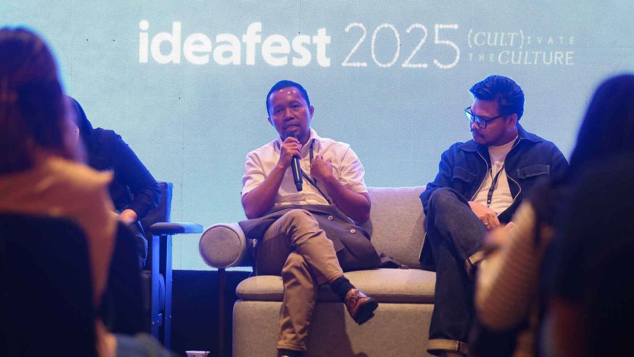 Chief Content Officer (CCO) Kapanlagi Youniverse (KLY), Wenseslaus Manggut saat berbicara terkait divergensi media di forum IdeaFest 2025 di Jakarta Internasional Convention Center (JICC), Minggu (2/11/2025).