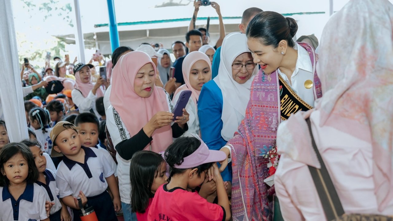 Kahiyang Ayu Ajak Anak PAUD Amalkan Ikrar Kebiasaan Anak Indonesia Hebat di Kampung Ceria Anak Merdeka