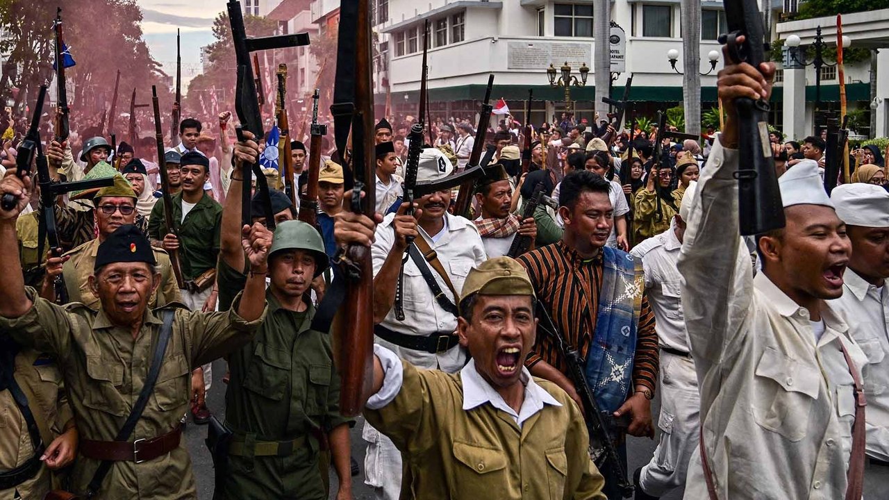 Sejumlah pemain tampil dalam drama teatrikal pertempuran 10 Nopember 1945 saat Parade Surabaya Juang 2025 di Surabaya, Jawa Timur, Minggu (2/11/2025).