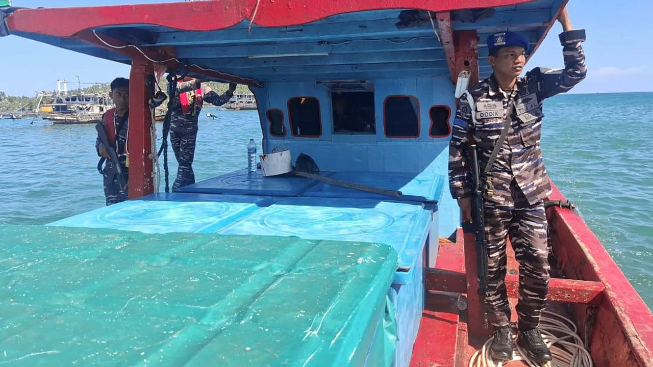 Prajurit TNI AL saat menggagalkan aksi penangkapan ikan ilegal menggunakan bom di Perairan Hibala, Nias Selatan, pada Rabu (29/10/2025).
