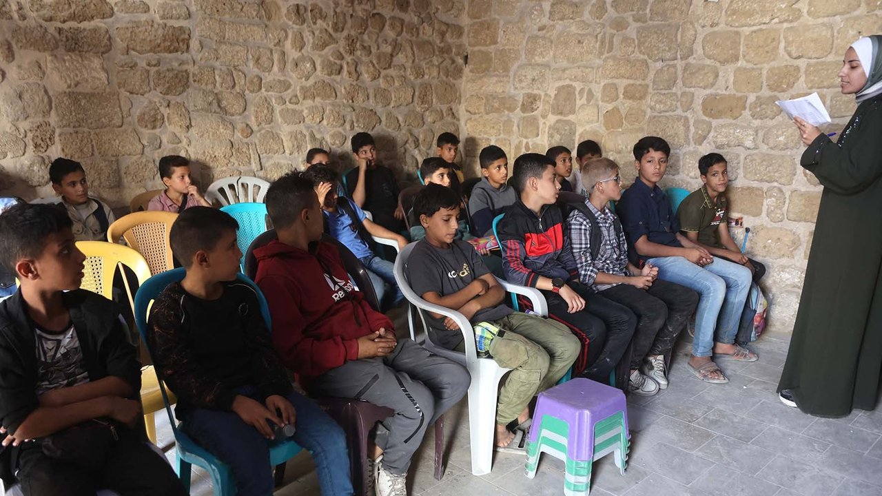 Anak-anak Palestina belajar dalam kelas di sekolah bersejarah Al-Kamaliya al-Othmanya di Kota Tua Gaza, Palestina, Minggu (02/11/2025).