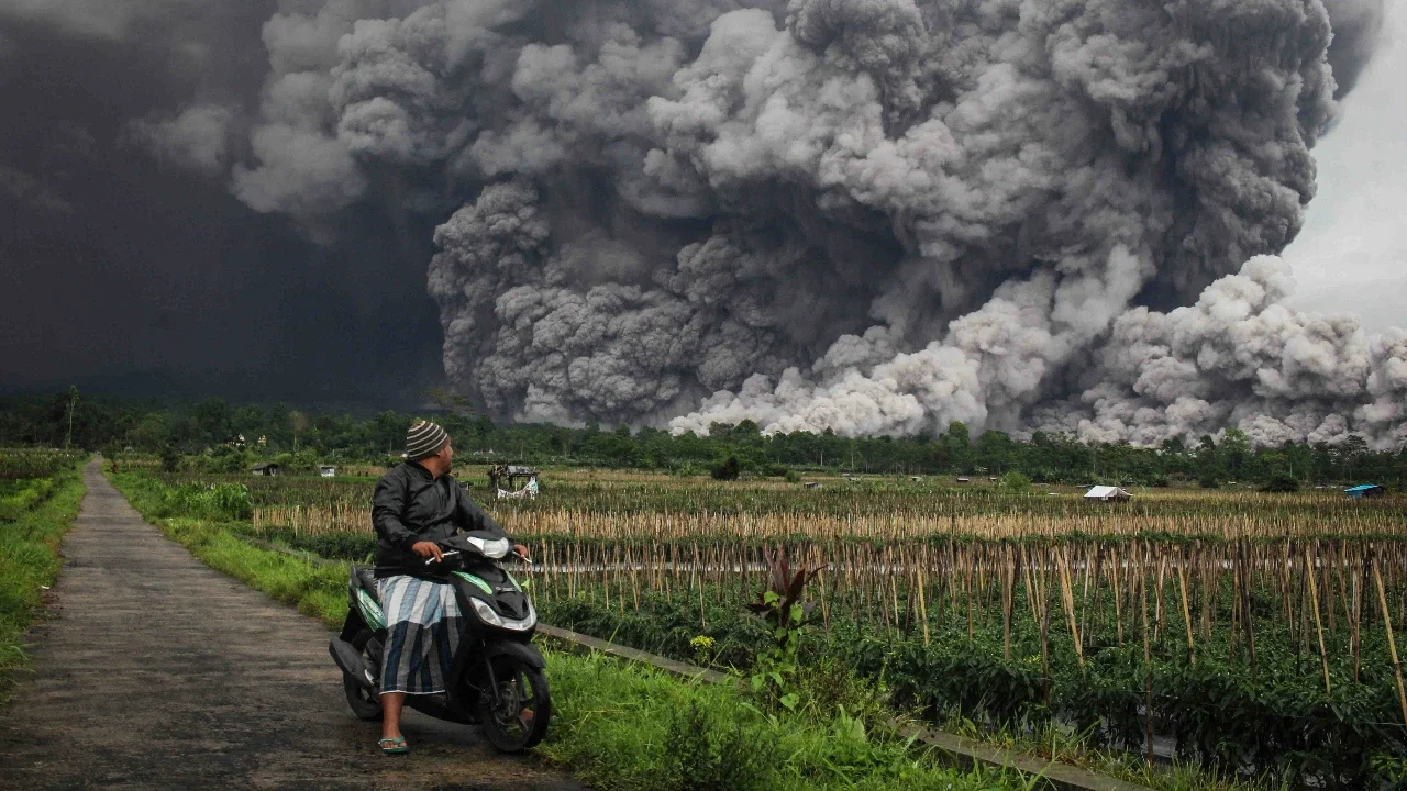 Warga mengamati aliran piroklastik saat erupsi Gunung Semeru di Lumajang, Jawa Timur, Rabu (19/11/2025).