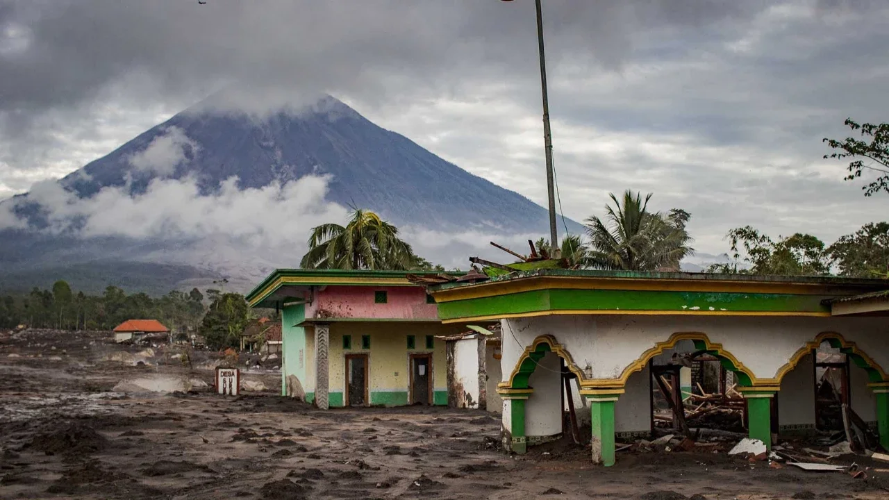 Bangunan yang hancur akibat erupsi Gunung Semeru kemarin, di Desa Supiturang, Lumajang, Jawa Timur, Kamis (20/11/2025).