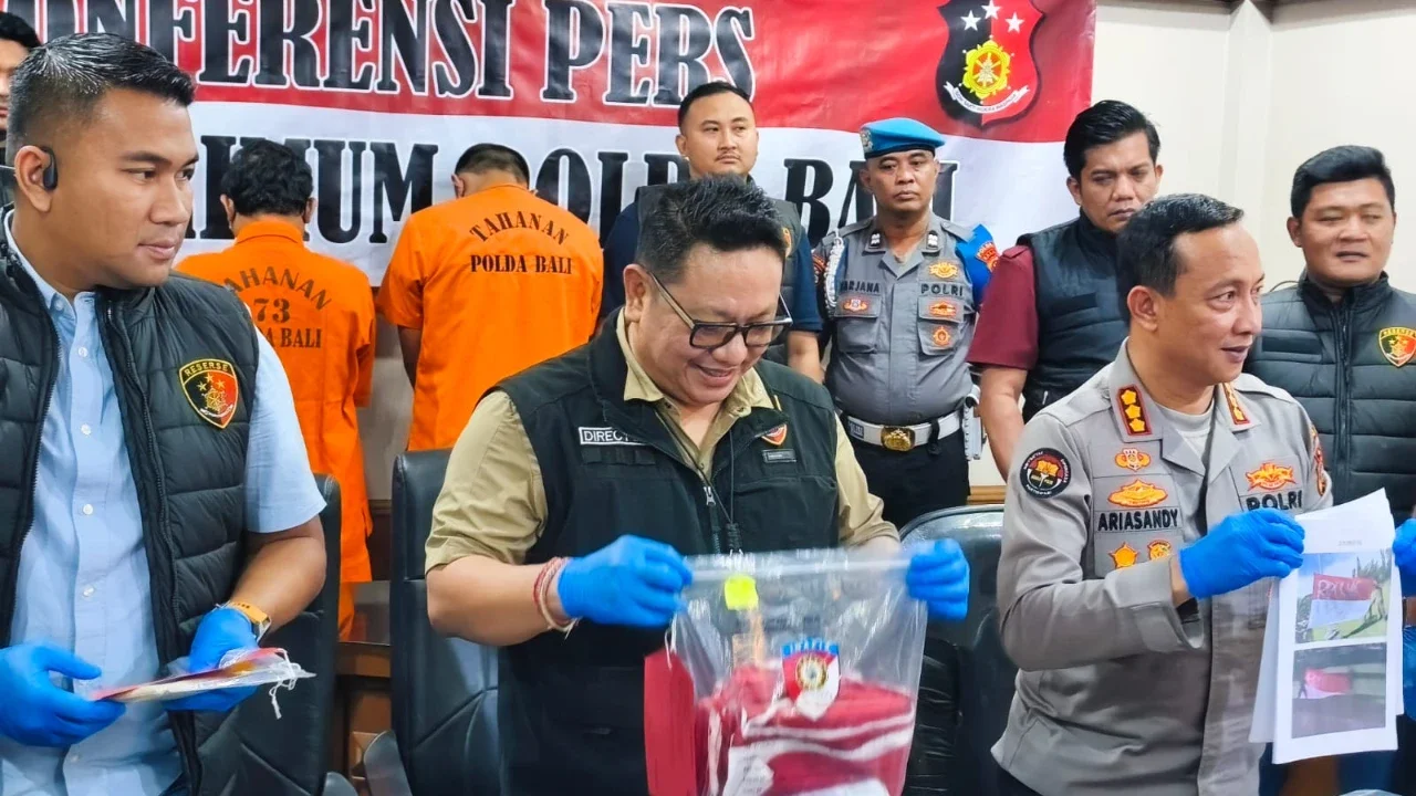 Dua tersangka penurunan dan pencoretan bendera merah putih di Taman Pecangakan, depan Kantor Bupati Jembrana saat diamankan di Mapolda Bali, Kamis (20/11).