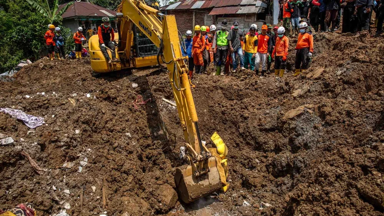 Petugas SAR berkumpul di sekitar ekskavator saat operasi pencarian korban di lokasi longsor di Desa Situkung, Banjarnegara, Jawa Tengah, Kamis (20/11/2026).