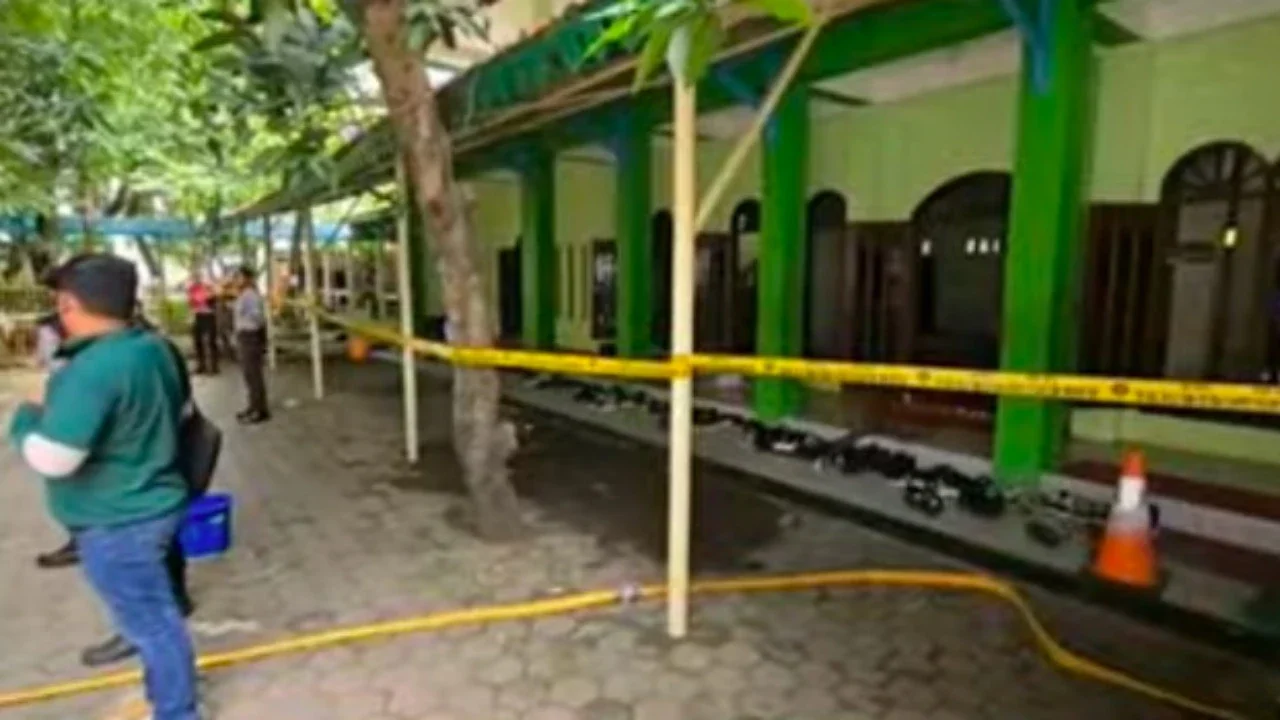Situasi Pasca Ledakan di SMAN 72 Kelapa Gading Jakarta. (Liputan6.com/Nanda Perdana Putra)
