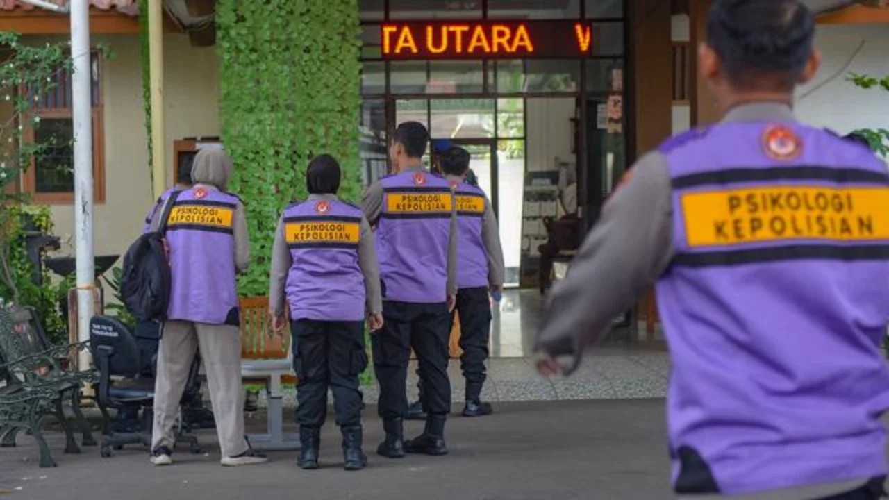 Di sisi lain, Pemerintah Provinsi (Pemprov) DKI Jakarta menyiapkan pembelajaran jarak jauh (PJJ) dan pemulihan psikologis bagi siswa SMAN 72 Jakarta pasca-insiden ledakan. Tampak dalam foto,