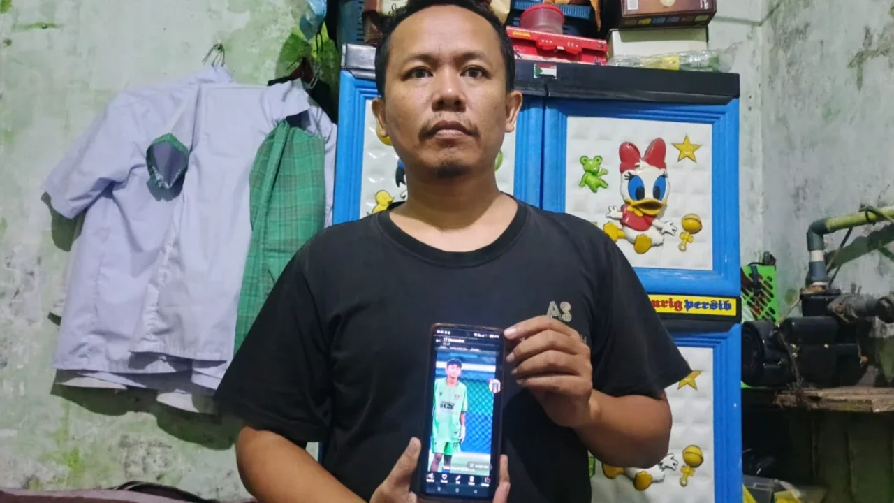 Sang Paman Menunjukkan Foto Rizki Nurfadilah di Hanphone Remaja Asal Jabar Ddiduga Jadi Korban TPPO di Kamboja