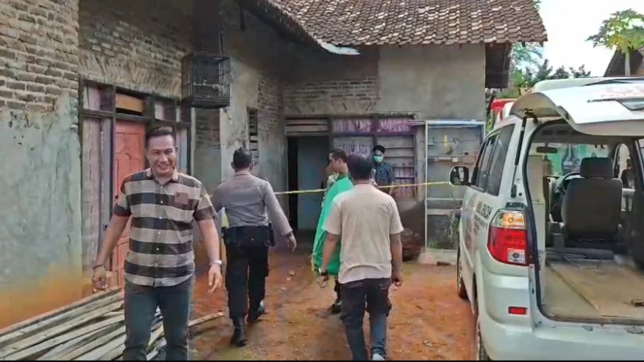 Seorang kakek tewas usai digorok oleh anak kandungnya sendiri di dalam rumahnya di Kelurahan Rajabasa Jaya, Kecamatan Rajabasa, Bandar Lampung, Lampung, Jumat (21/11).