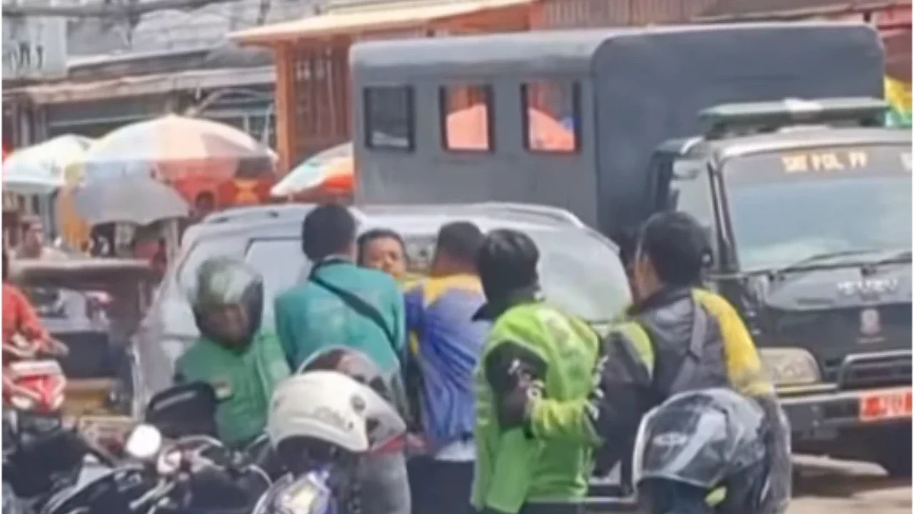 Kocak, Video Dua Ojol Berkelahi Viral karena Teriakan Satir: Masih Miskin Woi