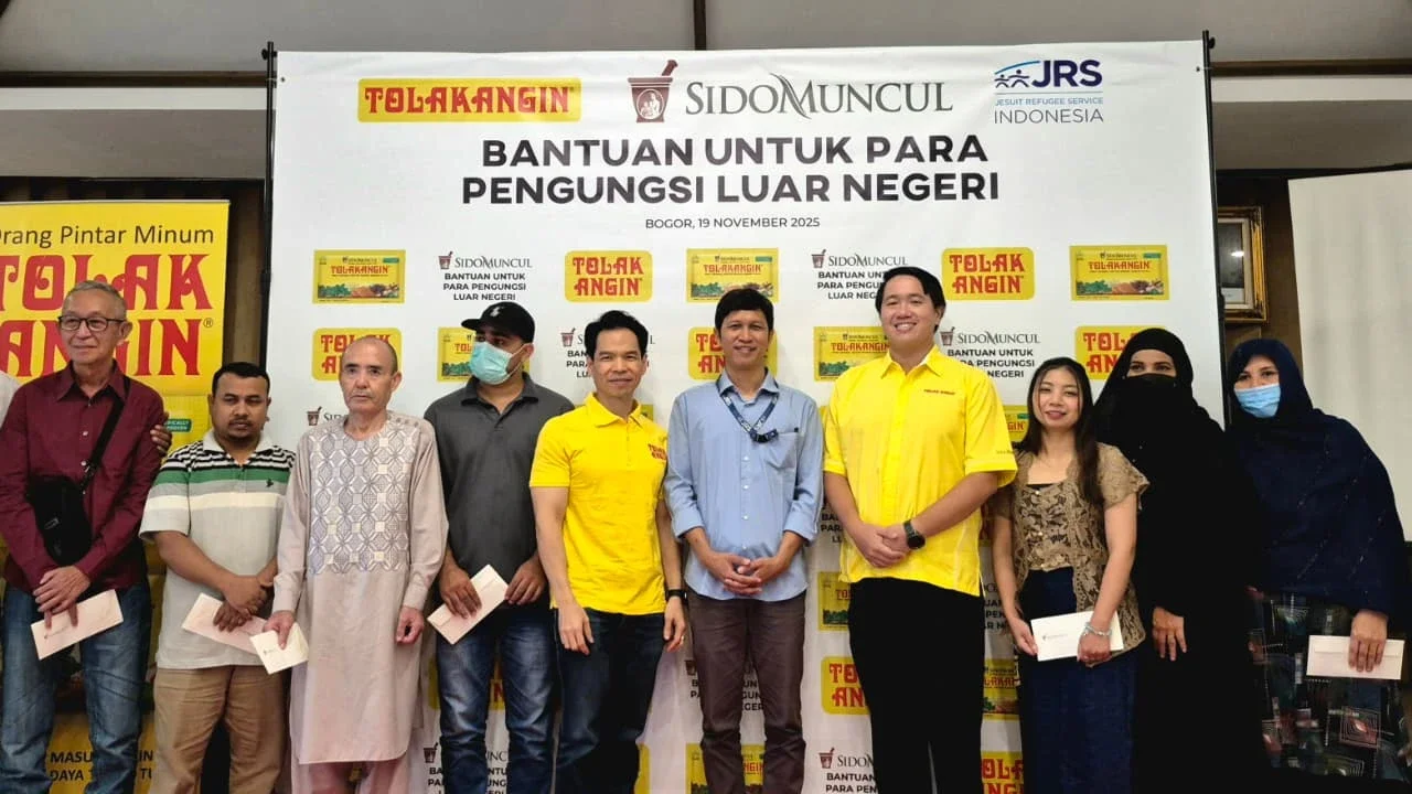 International Development Manager Sido Muncul, Marco Jonathan Hidayat menyerahkan paket bantuan secara langsung kepada para penggungsi luar negeri di Hotel Accram, Megamendung, Bogor, Jawa Barat, pada Rabu, 19 November 2025.