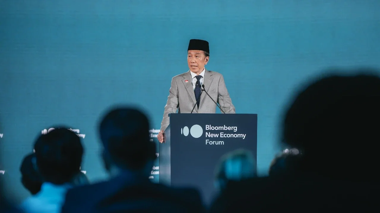 Jokowi menyampaikan materi pidato di Bloomberg New Economy Forum, di New Capella Hotel, Singapura, Jumat  (21/11).
