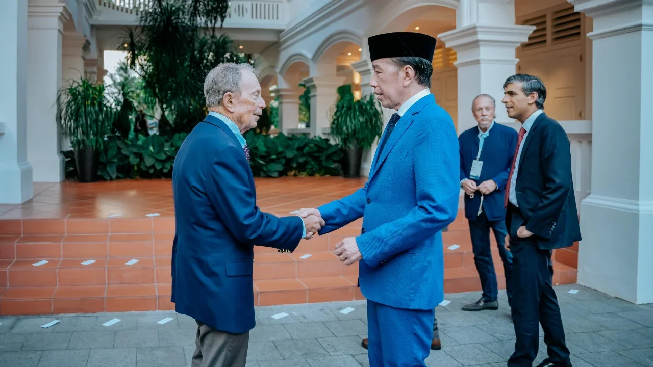 VIDEO:  Momen Akrab Jokowi dengan Pendiri Bloomberg dan Tokoh Lain Gala Dinner di Singapura