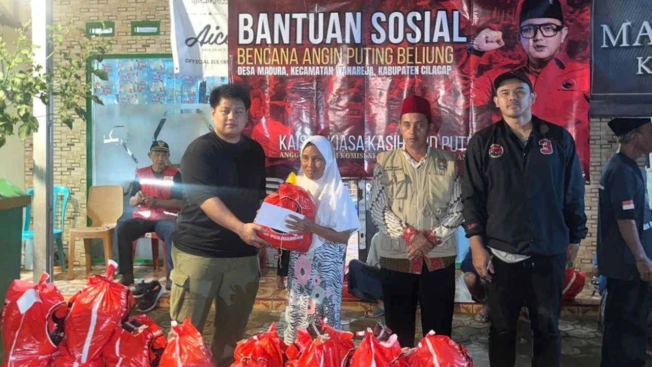 Akses Terhambat Banjir, Kaisar KKSP Tetap Kirim Bantuan Sembako untuk Para Korban Bencana di Cilacap