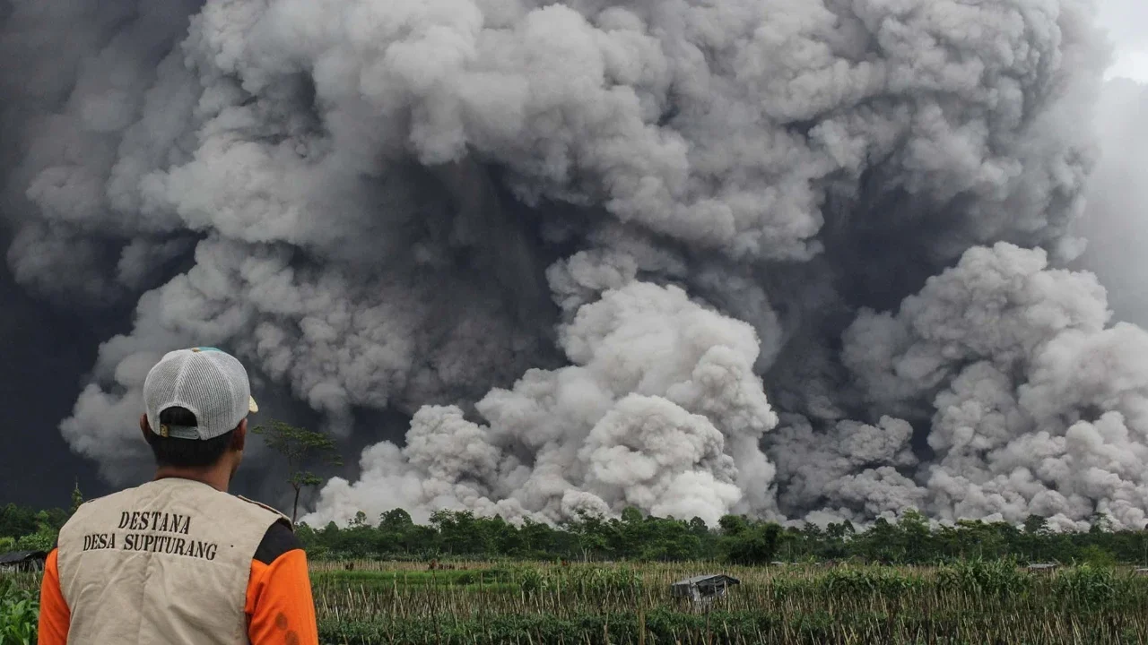 Petugas mengamati aliran piroklastik saat erupsi Gunung Semeru di Lumajang, Jawa Timur, Rabu (19/11/2025).