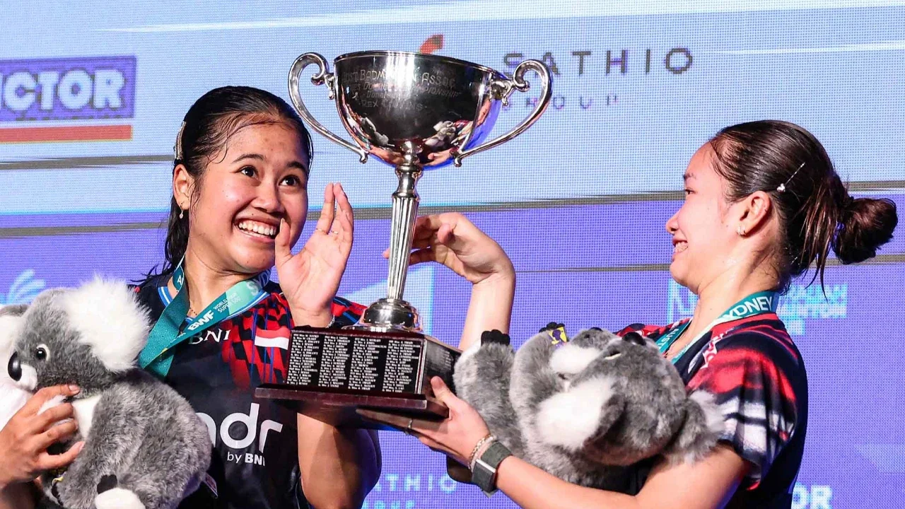 Pasangan ganda putri Indonesia Febi Setianingrum/ Rachel Allessya Rose merayakan kemenangan atas rekan senegaranya, Febriana Dwipuji Kusuma/ Meilysa Trias Puspitasari  dalam pertandingan final ganda putri turnamen bulu tangkis Australia Open di Sydney, 23 November 2025.