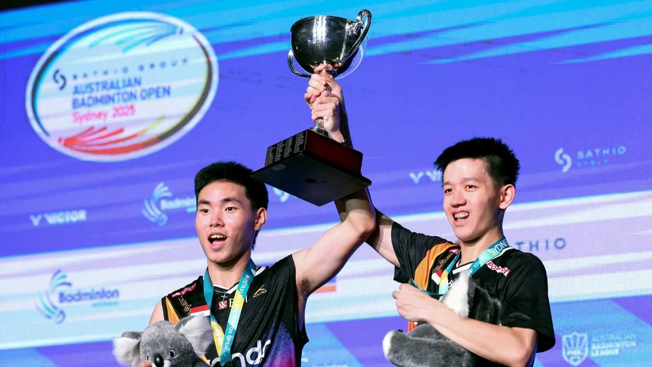 Pasangan ganda putra Indonesia Raymond Indra/Nikolaus Joaquin merayakan kemenangan usai mengalahkan  pasangan ganda putra Indonesia Fajar Alfian/Muhammad Shohibul Fikri pada pertandingan final ganda putra turnamen bulu tangkis Australia Open di Sydney, Minggu (23/11/2025).