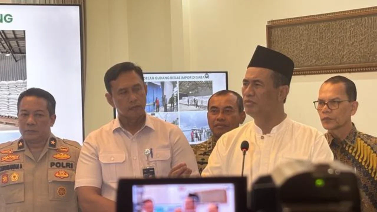 Menteri Pertanian Andi Amran Sulaiman mengikuti Konferensi Pers terkait temuan beras impor ilegal dari Thailand melalui Sabang, Aceh. (Liputan6/Ady Anugrahadi)