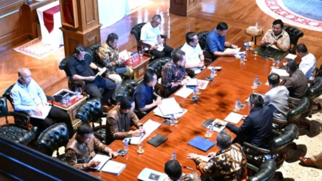 VIDEO: Wajah Serius Para Menteri Rapat Bareng Prabowo di Hambalang, Bahas Masalah Penting