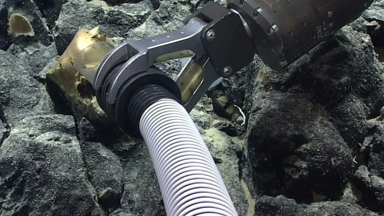 NOAA Temukan Bola Misterius Berlubang di Laut Alaska, Identitasnya Belum Terungkap