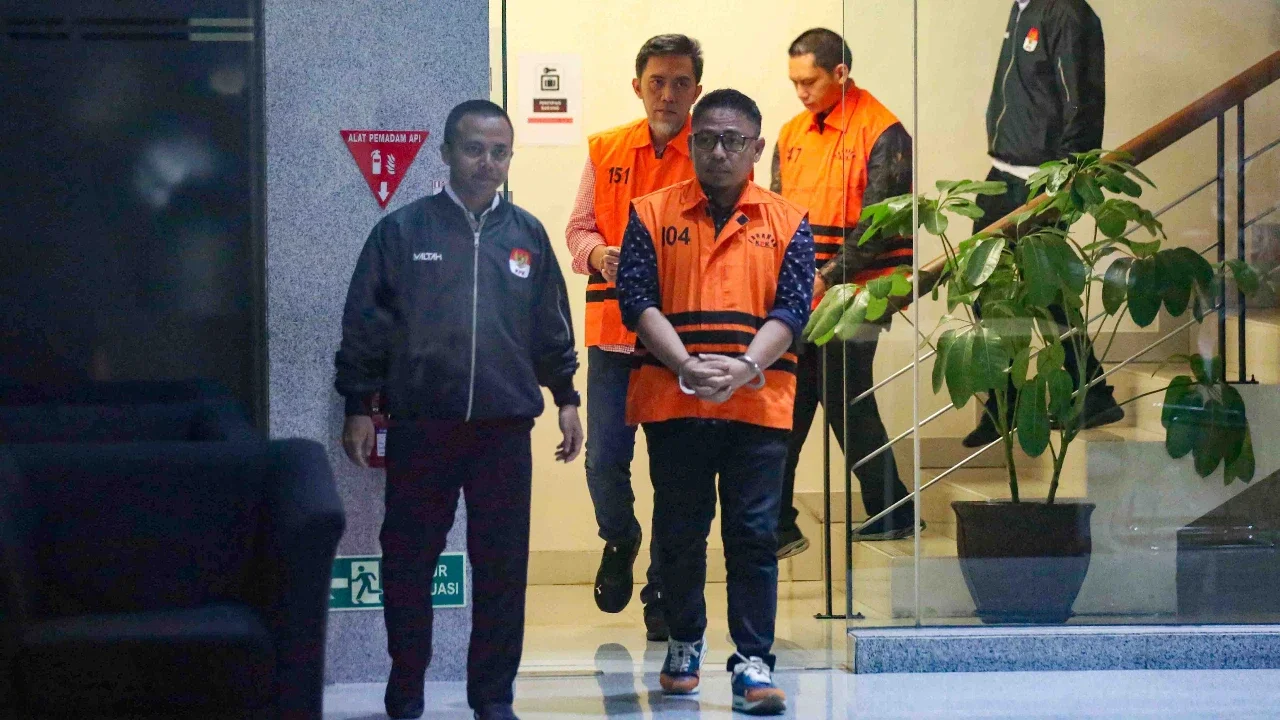 Tiga tersangka baru terkait kasus dugaan tindak pidana korupsi pembangunan Rumah Sakit Umum Daerah (RSUD) Kolaka Timur (Koltim) yakni: pegawai Bappenda Provinsi Sulawesi Tenggara Yasin, Direktur Utama PT Griksa Cipta Aswin Griksa Fitranto  dan Ketua Tim Kerja Sarana Prasarana Alat Labkesmas Kemenkes Hendrik Permana berjalan menuju ruang rilis penahanan di gedung Merah Putih Komisi Pemberantasan Korupsi (KPK), Jakarta, Senin (24/11/2025).