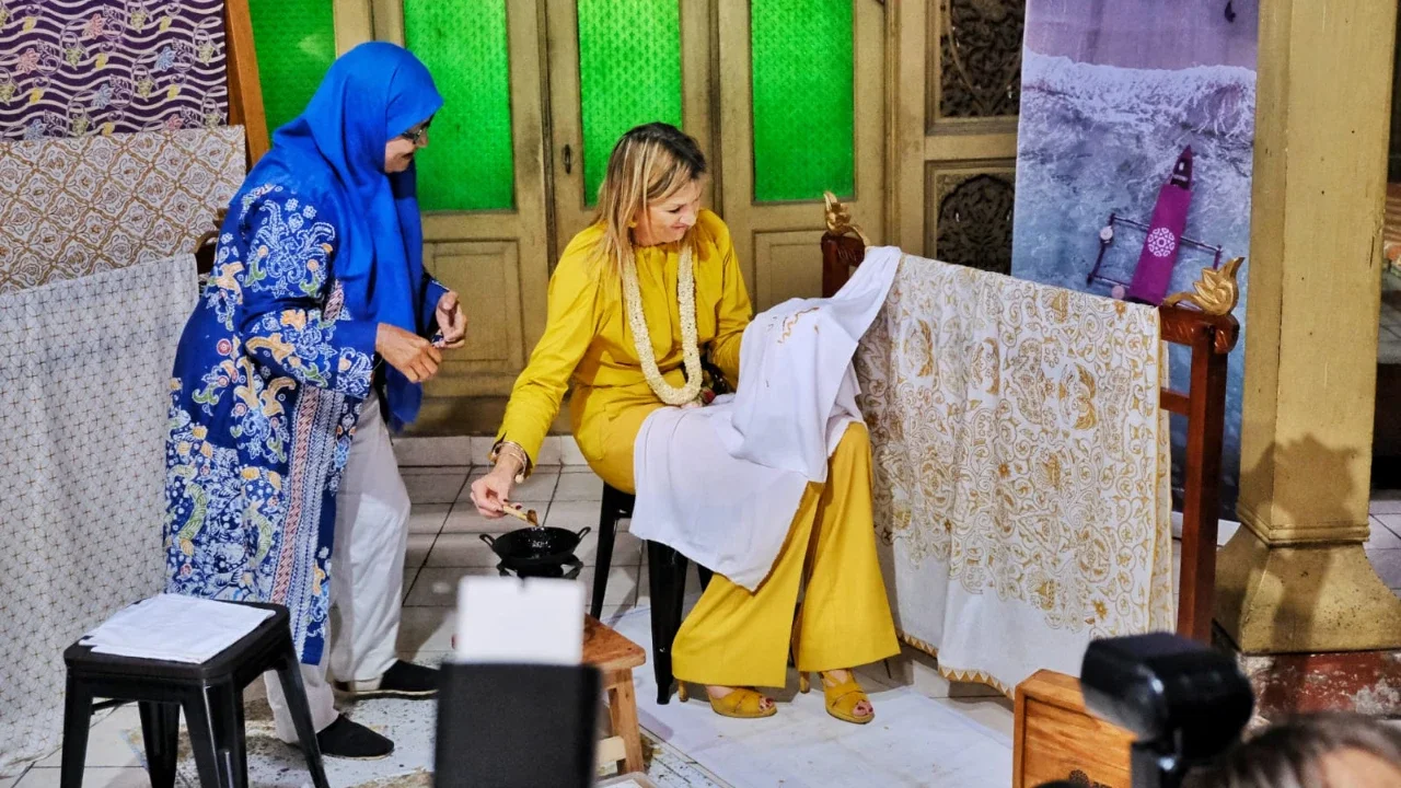 Momen Ratu Belanda Maxima Nyanthing di Kampung Batik Laweyan Solo