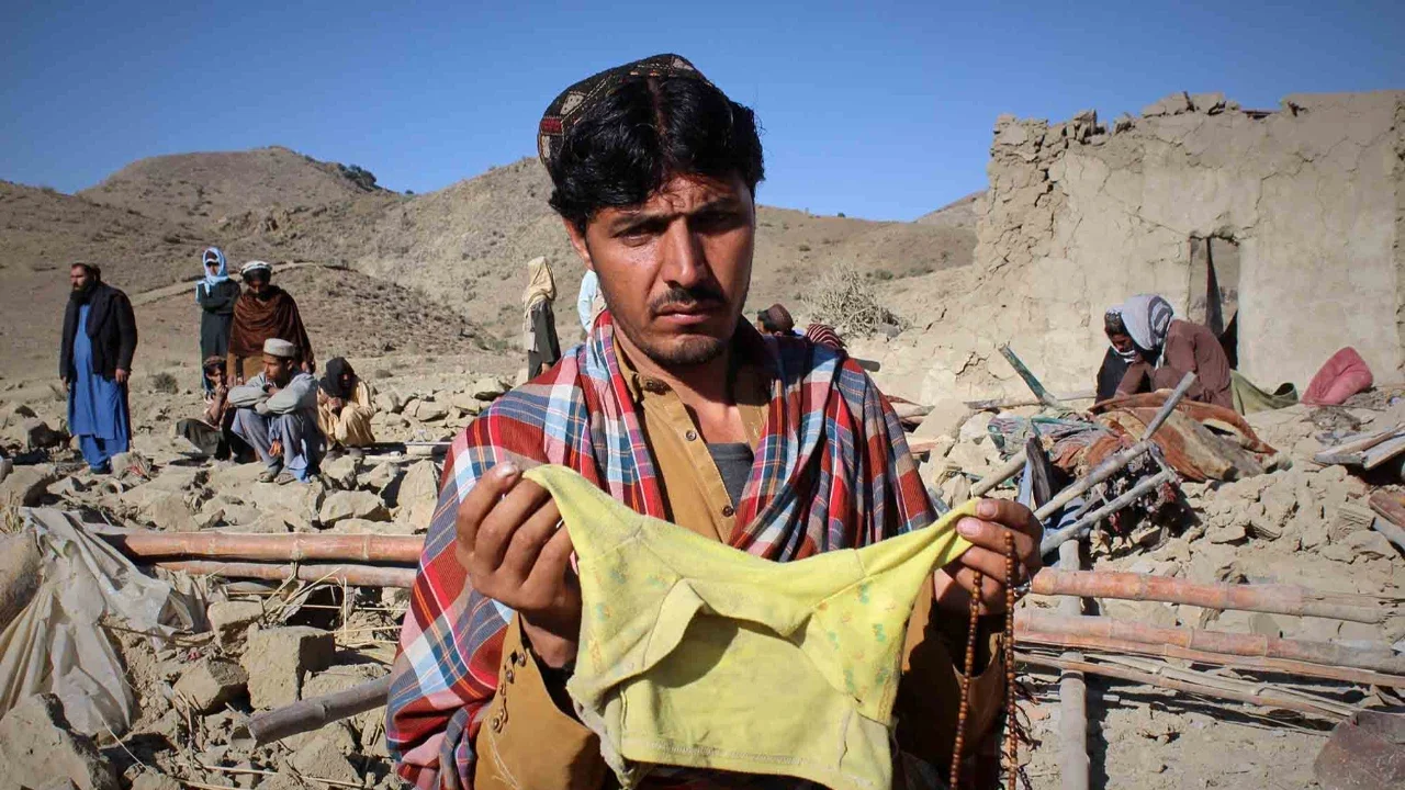 Warga menunjukkan pakaian anak-anak  korban serangan militer Pakistan di distrik Gurbaz, provinsi Khost, Afghanistan, Selasa (25/11/2025).