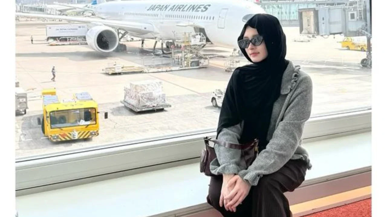 Gaya Inara Rusli liburan di Jepang. [IG: @mommy_starla]