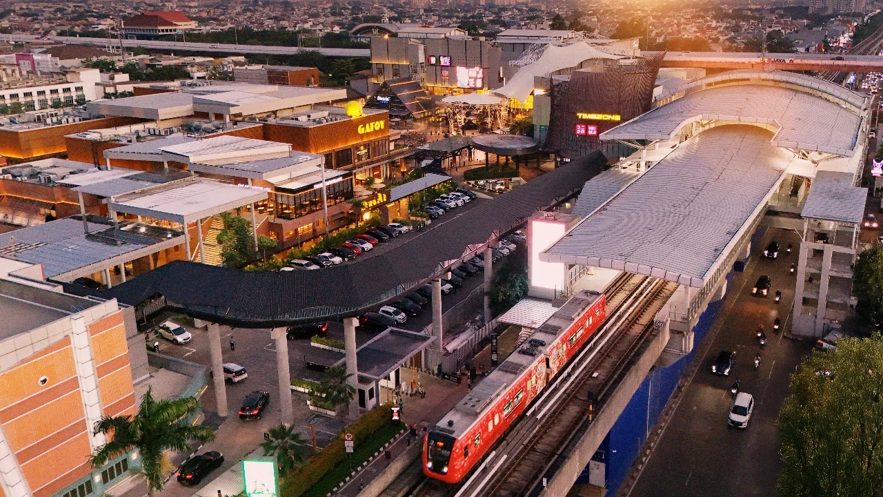 LRT Jakarta Baru Terisi 27 Orang per Rangkaian, Dirut: Tantangan Kami Masih Berat