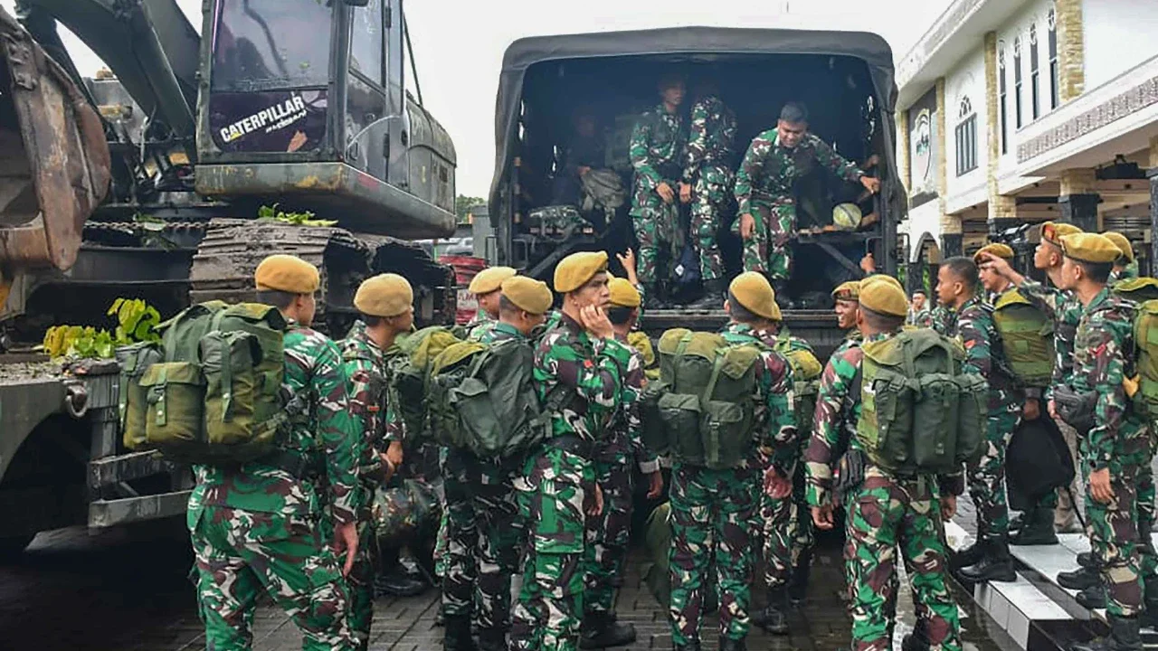 Pemberangkatan 204 personel Kodam I/Bukit Barisan untuk memperkuat penanganan banjir dan longsor Tapanuli Tengah di Makodam I/BB, Medan, Rabu (26/11/2025).