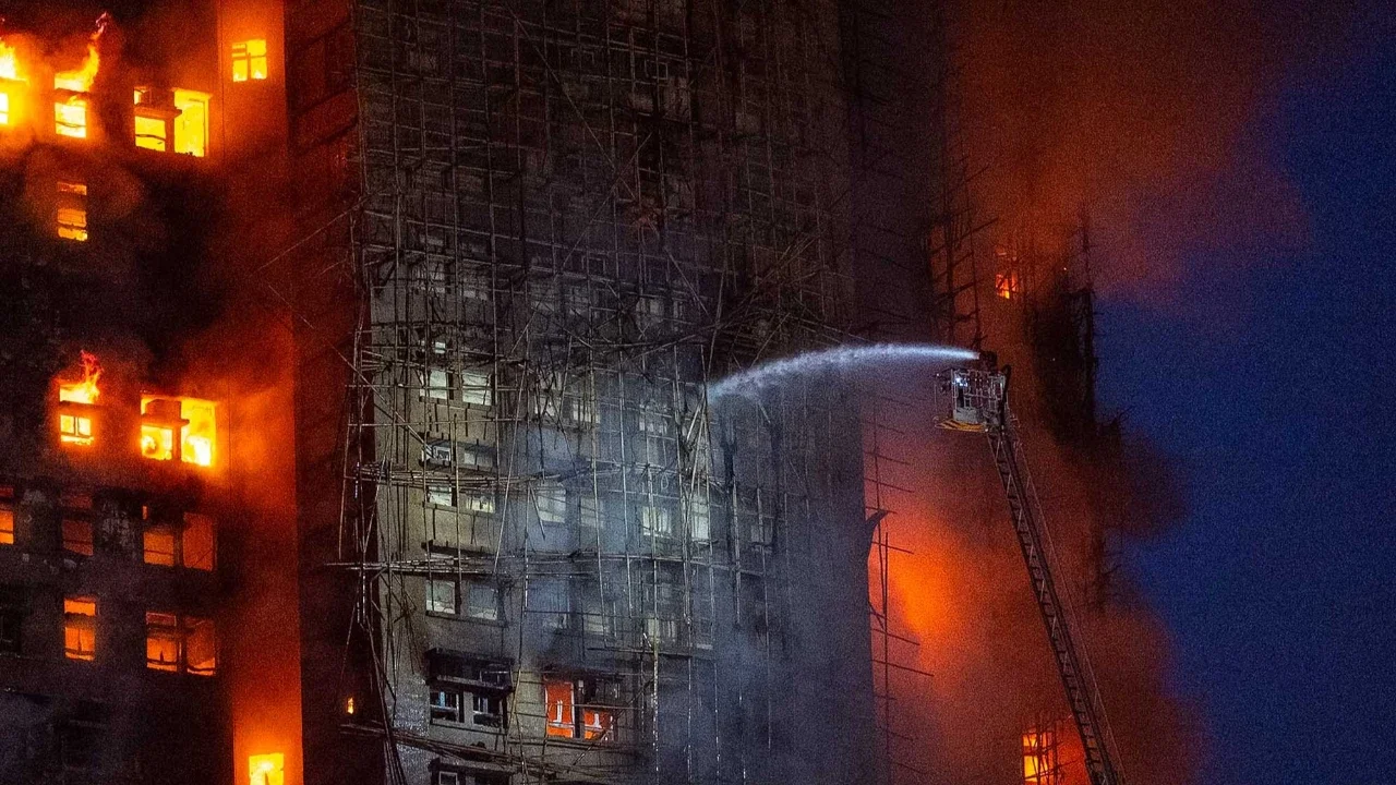 Petugas pemadam kebakaran berusaha memadamkam api di lokasi kebakaran di Wang Fuk Court, sebuah kompleks perumahan di distrik Tai Po, Wilayah Baru Hong Kong, Rabu (26/11/ 2025).