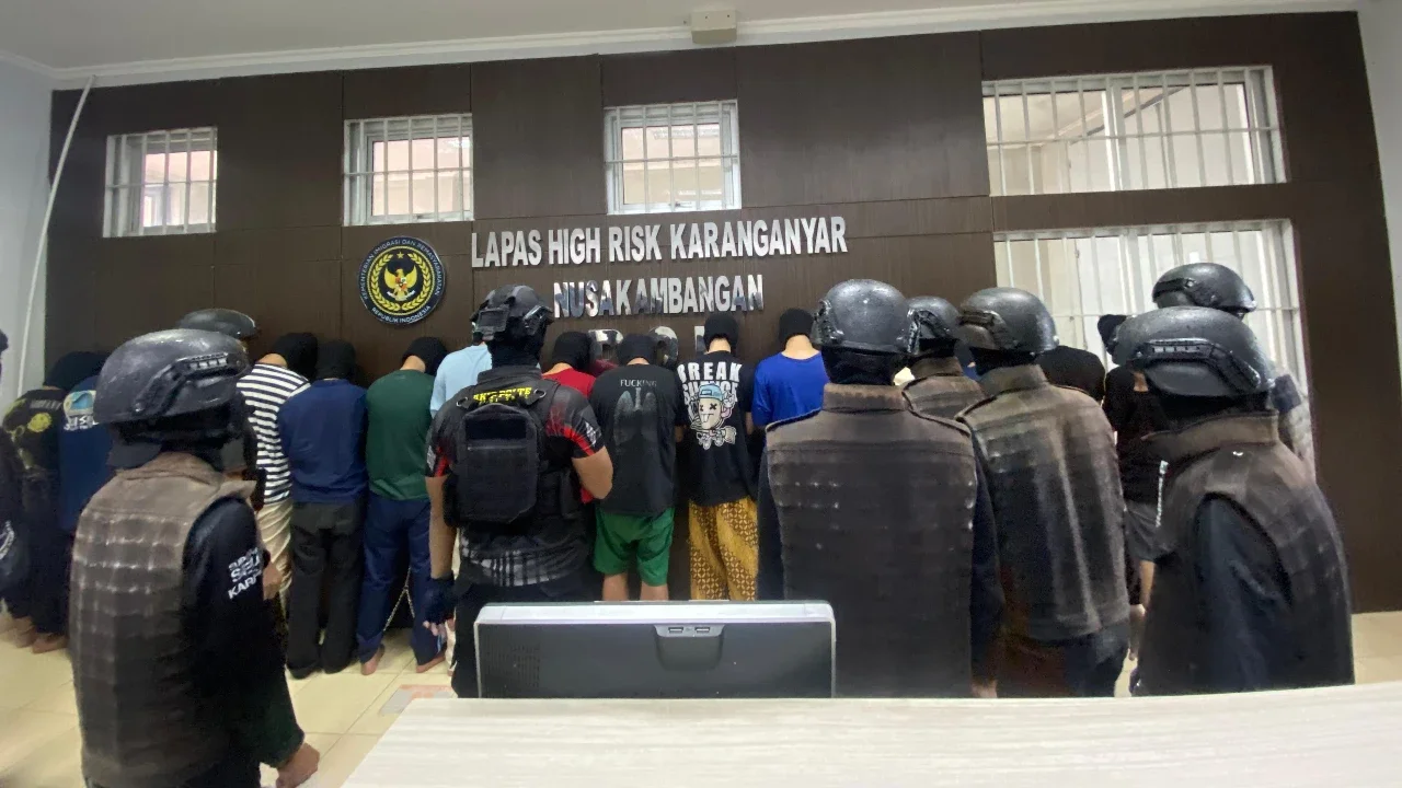 Dikawal Ketat Petugas Gabungan, 15 Narapidana Berisiko Tinggi Dipindahkan dari Lapas Salemba ke Lapas Nusakambangan