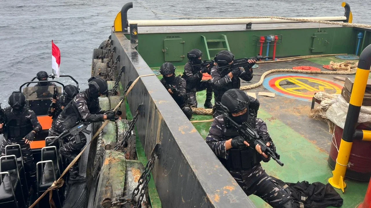 TNI AL Amankan Dua Kapal Pengangkut Nikel di Perairan Mandiodo