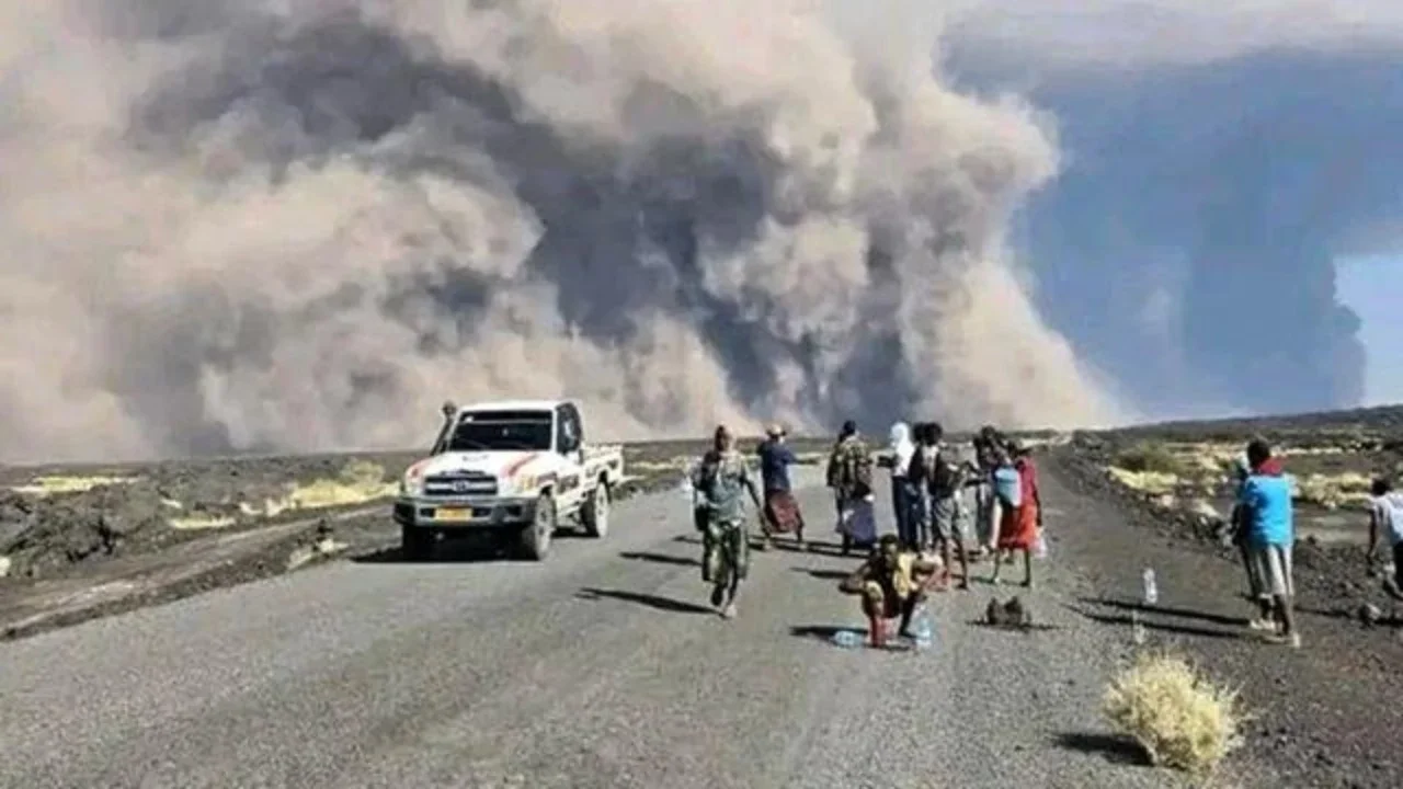 Foto yang dirilis oleh Biro Komunikasi Pemerintah Afar ini menunjukkan warga menyaksikan abu yang membubung dari letusan Gunung Berapi Hayli Gubbi yang telah lama tidak aktif di wilayah Afar,